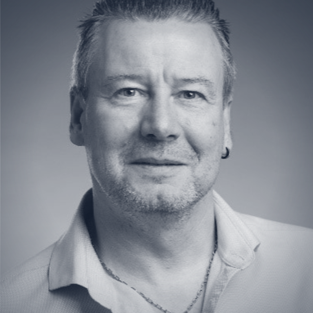 Michael Cosmici, Senior Consultant bei Improvement Experts GmbH, Experte für Qualitäts- und Nachhaltigkeitsmanagement, fotografiert in professioneller Umgebung.