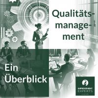 Gruppe von Fachleuten diskutiert Qualitätsmanagement-Strategien an einem runden Tisch in einem modernen Büro, mit einem subtilen Zahnrad-Symbol im Hintergrund und digitalen Geräten auf dem Tisch.
