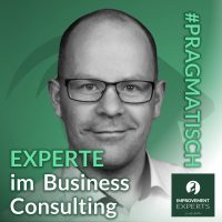 Experte im Business Consulting mit Brille, präsentiert von Improvement Experts GmbH, mit dem Slogan #PRAGMATISCH.