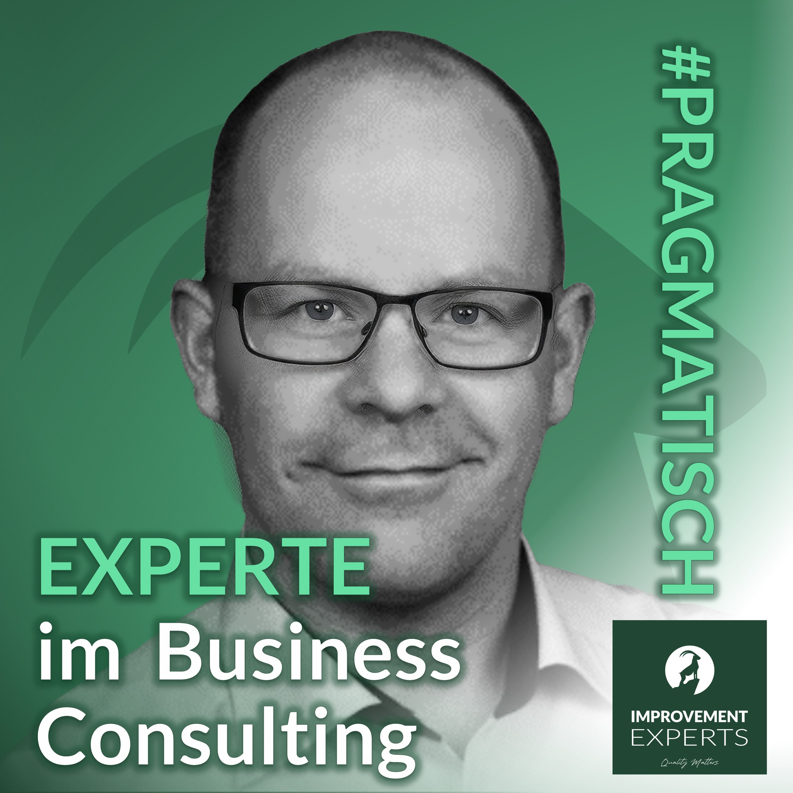 Experte im Business Consulting mit Brille, präsentiert von Improvement Experts GmbH, mit dem Slogan #PRAGMATISCH.