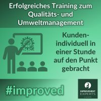 Ein Bild mit der Aufschrift "Erfolgreiches Training zum Qualitäts- und Umweltmanagement" und "Kundenindividuell in einer Stunde auf den Punkt gebracht", das eine Person zeigt, die eine Präsentation hält, sowie das Logo der Improvement Experts GmbH.