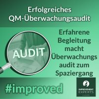 Eine Grafik zur erfolgreichen Durchführung eines Qualitätsmanagement-Überwachungsaudits (QM-Überwachungsaudit) durch die Improvement Experts GmbH. Im Zentrum steht eine Lupe mit dem Schriftzug "AUDIT" über einem Foto von Dokumenten und einem Auditor. Die Texte "Erfolgreiches QM-Überwachungsaudit" und "Erfahrene Begleitung macht Überwachungsaudit zum Spaziergang" sind sichtbar. Unten rechts ist das Logo der Improvement Experts GmbH und unten links der Hashtag #improved. Die Grafik betont die Effizienz und Professionalität der Begleitung durch erfahrene Experten bei Überwachungsaudits.