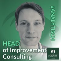 Porträt von Lars Prager, dem Leiter des Improvement Consulting Teams. Der Hintergrund ist grün, und das Bild enthält die Schriftzüge "ANALYTISCH" und "HEAD of Improvement Consulting" sowie das Logo der Improvement Experts GmbH.