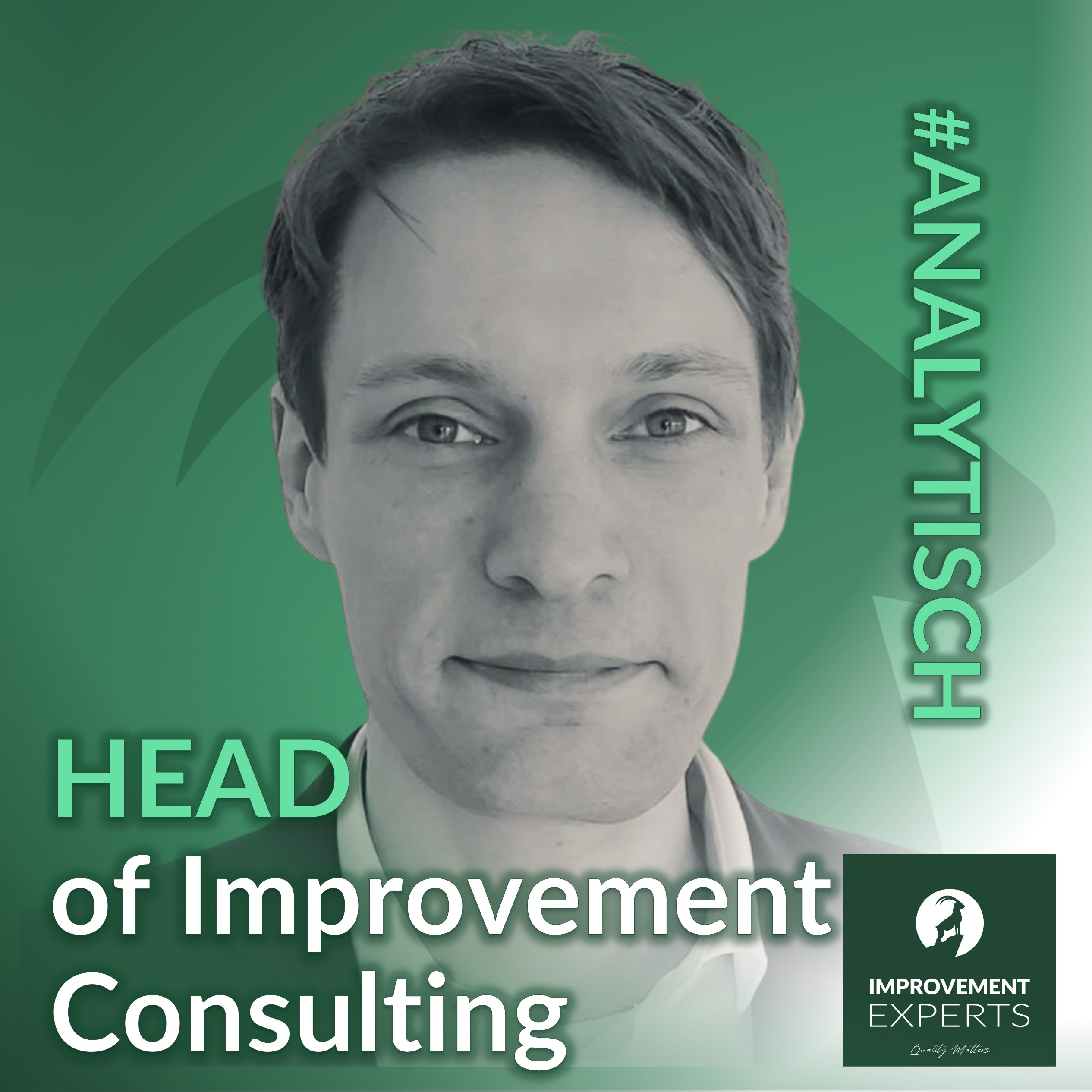 Porträt von Lars Prager, dem Leiter des Improvement Consulting Teams. Der Hintergrund ist grün, und das Bild enthält die Schriftzüge "ANALYTISCH" und "HEAD of Improvement Consulting" sowie das Logo der Improvement Experts GmbH.