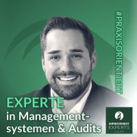 Porträt eines lächelnden Mannes in Business-Kleidung mit der Aufschrift "Experte in Managementsystemen & Audits" auf grünem Hintergrund und dem Improvement Experts GmbH Logo.