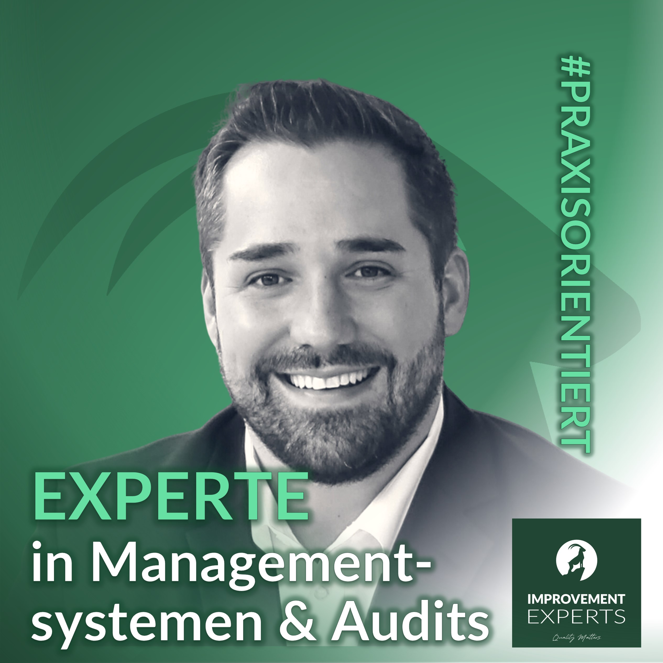 Porträt eines lächelnden Mannes in Business-Kleidung mit der Aufschrift "Experte in Managementsystemen & Audits" auf grünem Hintergrund und dem Improvement Experts GmbH Logo.