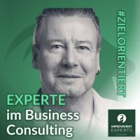 Michael Cosmici, Experte im Business Consulting bei Improvement Experts GmbH, vor einem grünen Hintergrund mit dem Text 'Experte im Business Consulting' und dem Hashtag '#Zielorientiert'.