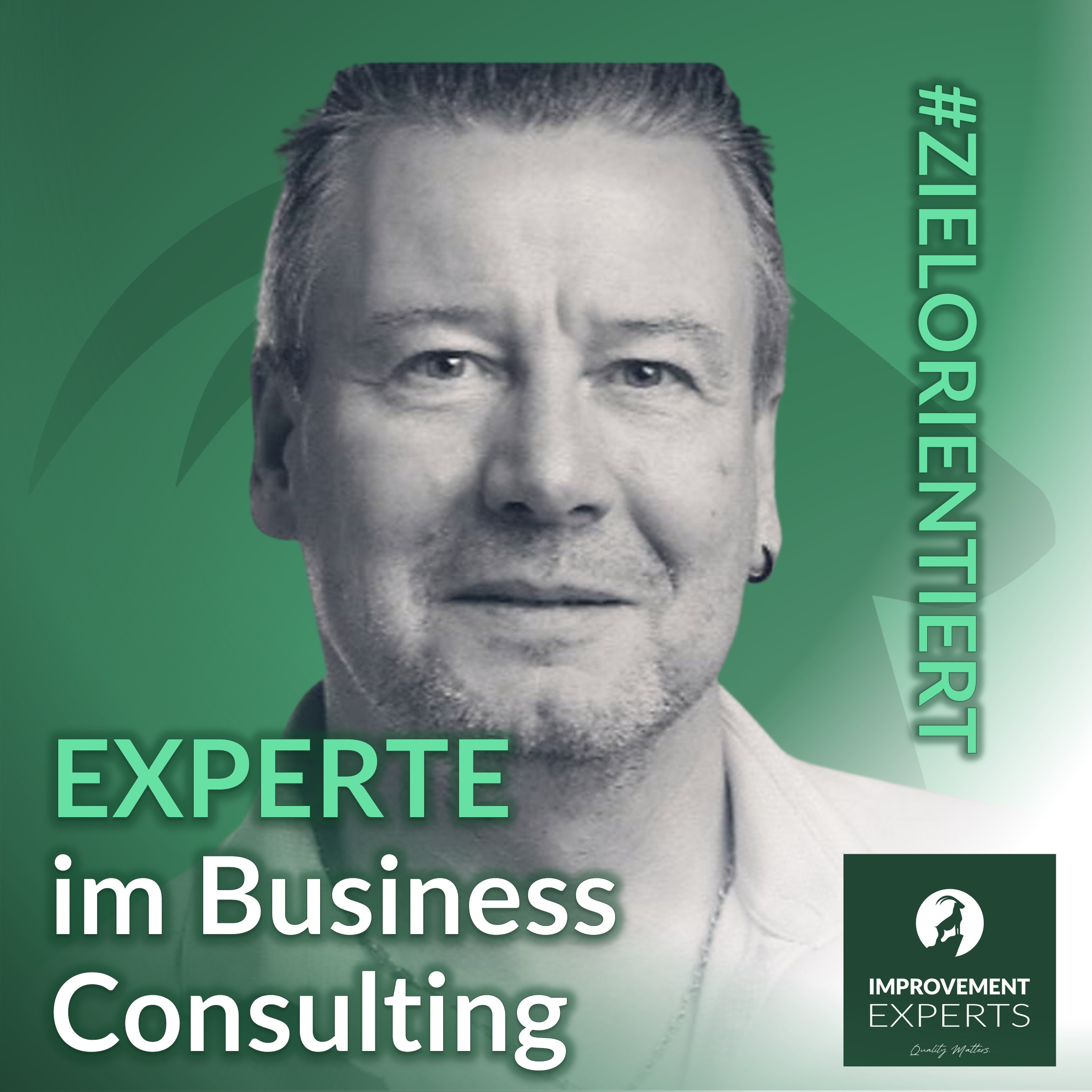 Michael Cosmici, Experte im Business Consulting bei Improvement Experts GmbH, vor einem grünen Hintergrund mit dem Text 'Experte im Business Consulting' und dem Hashtag '#Zielorientiert'.