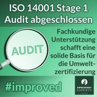 ISO 14001 Stage 1 Audit abgeschlossen – Fachkundige Unterstützung schafft eine solide Basis für die Umweltzertifizierung. Vergrößerungsglas mit dem Wort „Audit“ und Improvement Experts Logo unten rechts.