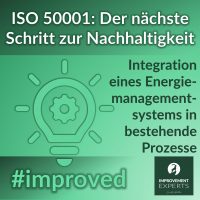 Grüne Grafik mit dem Text: "ISO 50001: Der nächste Schritt zur Nachhaltigkeit. Integration eines Energiemanagementsystems in bestehende Prozesse." Im Hintergrund eine stilisierte Glühbirne mit Zahnrad. Unten rechts das Logo der Improvement Experts GmbH. Hashtag: #improved.