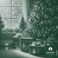 Weihnachtlich dekorierter Weihnachtsbaum mit glitzernden Lichtern und festlich verpackten Geschenken darunter. Ein großes Fenster zeigt sanfte Schneeflocken, die draußen fallen. Das Logo der Improvement Experts GmbH befindet sich unten rechts.