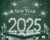 Glühende Zahlen 2025 aus funkelnden Wunderkerzen mit strahlenden Lichtern und Kerzen in einem festlichen Design. Ein eleganter New-Year-Schriftzug und das Logo der Improvement Experts GmbH runden die stimmungsvolle Neujahrs-Darstellung ab.