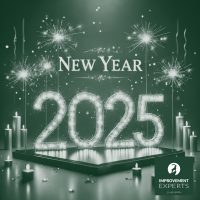 Glühende Zahlen 2025 aus funkelnden Wunderkerzen mit strahlenden Lichtern und Kerzen in einem festlichen Design. Ein eleganter New-Year-Schriftzug und das Logo der Improvement Experts GmbH runden die stimmungsvolle Neujahrs-Darstellung ab.
