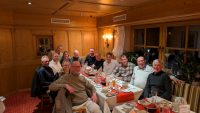 Gruppenfoto während der Weihnachtsfeier der Improvement Experts und Günzel Consulting am 29. November im Allgäu in einem gemütlichen Restaurant mit festlicher Dekoration.