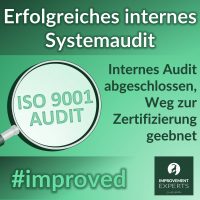 Grafik mit der Überschrift "Erfolgreiches internes Systemaudit" und dem Text "Internes Audit abgeschlossen, Weg zur Zertifizierung geebnet". Eine Lupe mit der Aufschrift "ISO 9001 Audit" symbolisiert die Prüfung der Qualitätsstandards.